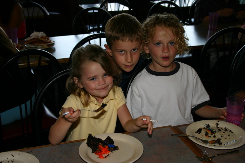 2006/05(May)/Dax-5th-Bday/800x600_2006-05-07-Dax-5th-Bday-18-Kyla-Chance-Vale.JPG
