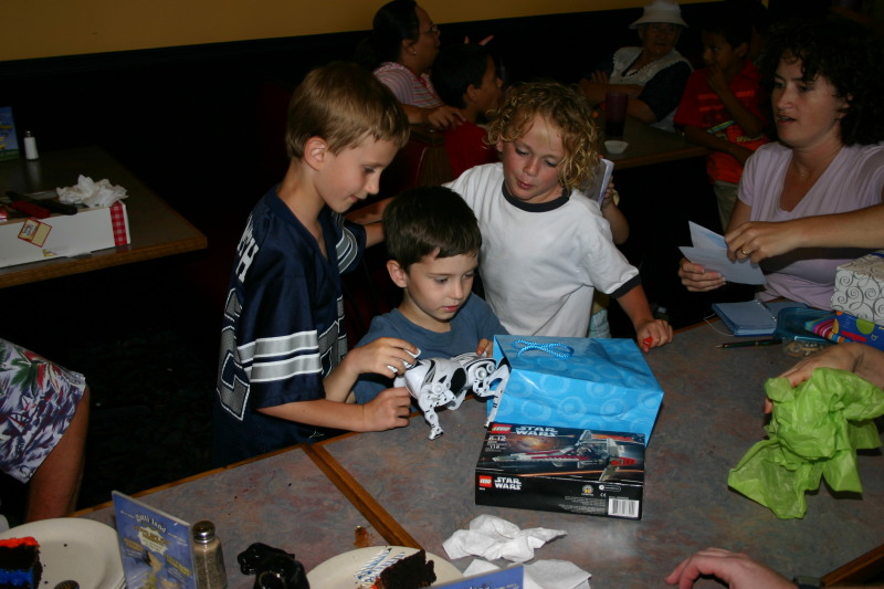 2006/05(May)/Dax-5th-Bday/800x600_2006-05-07-Dax-5th-Bday-23-Chance-Vale-RoboPet.JPG