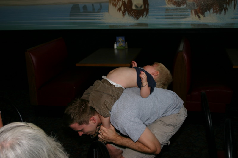 2006/05(May)/Dax-5th-Bday/800x600_2006-05-07-Dax-5th-Bday-32-Ian-Josh.JPG