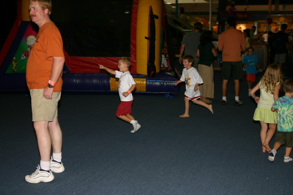 2006/05(May)/Dax-Bday-Party/1024x768_2006-05-20-Dax-Bday-Party-12-Hayden-Case.JPG