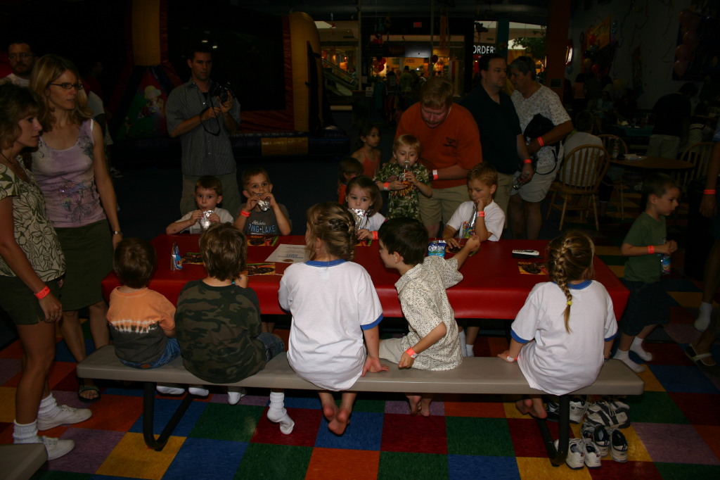 2006/05(May)/Dax-Bday-Party/1024x768_2006-05-20-Dax-Bday-Party-28-Cordell-Alyssa-Nathan-Hayden.JPG