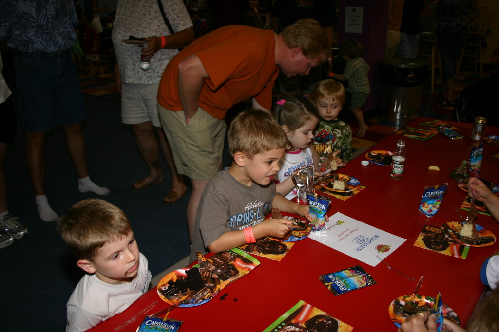 2006/05(May)/Dax-Bday-Party/1024x768_2006-05-20-Dax-Bday-Party-40-Cordell-Alyssa-Nathan.JPG
