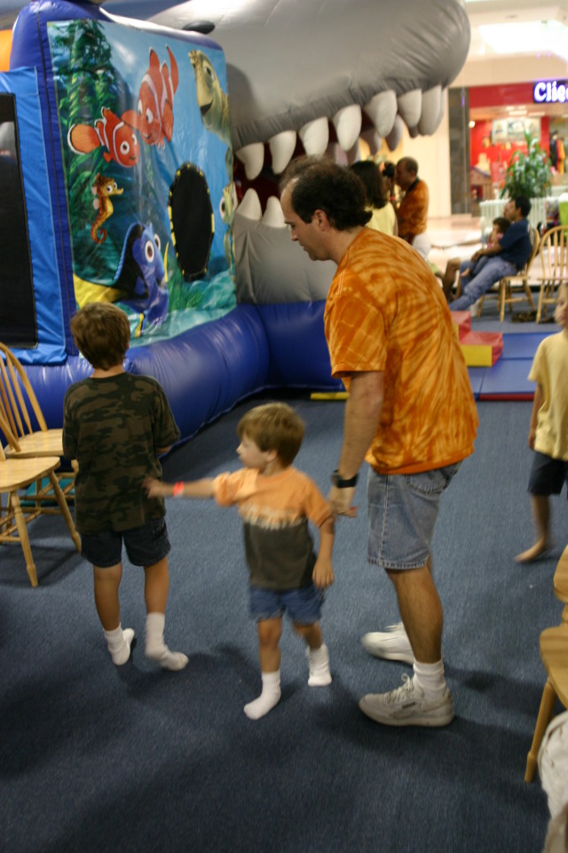 2006/05(May)/Dax-Bday-Party/640x480_2006-05-20-Dax-Bday-Party-24-Jim-Aaron-Brendan.JPG