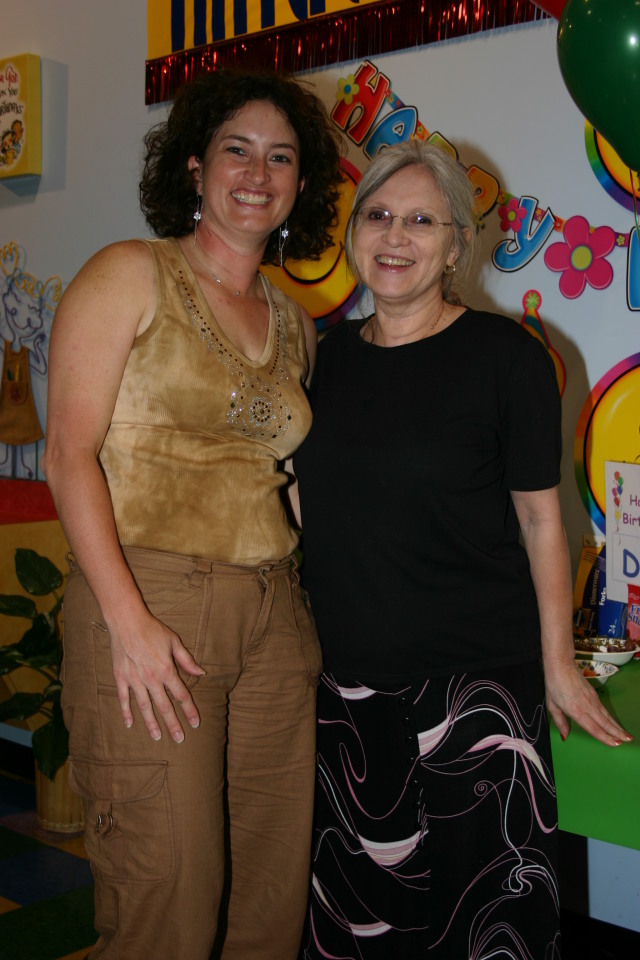 2006/05(May)/Dax-Bday-Party/640x480_2006-05-20-Dax-Bday-Party-59-Suzi-Grammy.JPG