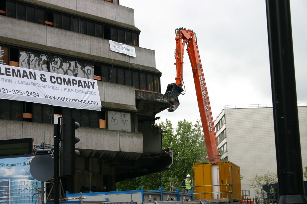2006/05(May)/London/Day1/1024x768_2006-05-25-London-01-building-3b-destroyed.JPG