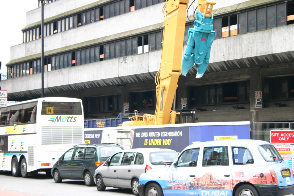2006/05(May)/London/Day1/1024x768_2006-05-25-London-01-building-4b-destroyed.JPG