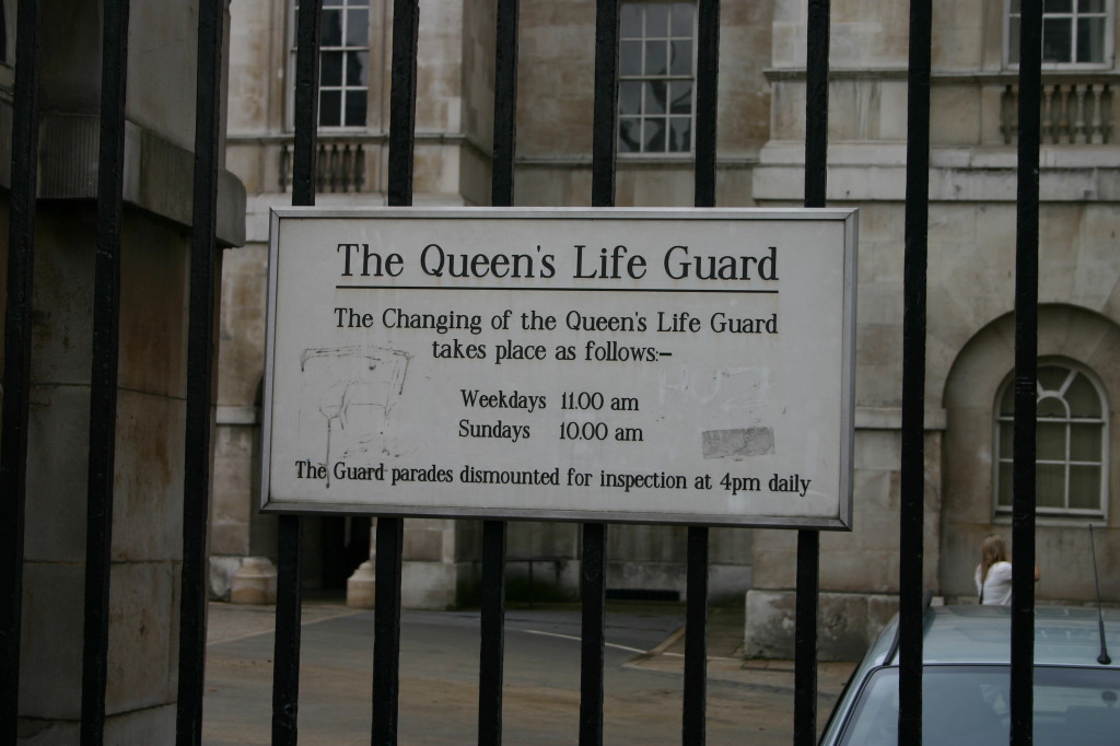 2006/05(May)/London/Day1/1024x768_2006-05-25-London-10-Queens-Life-Guard.JPG
