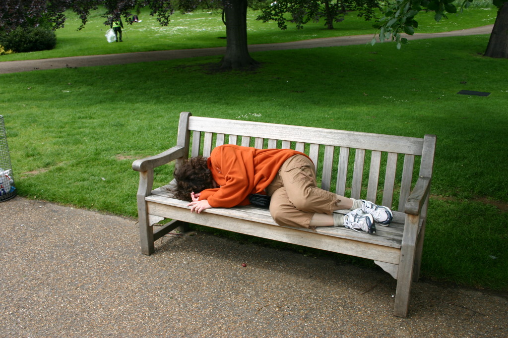2006/05(May)/London/Day1/1024x768_2006-05-25-London-17-Suzi-not-so-much-staying-awake.JPG