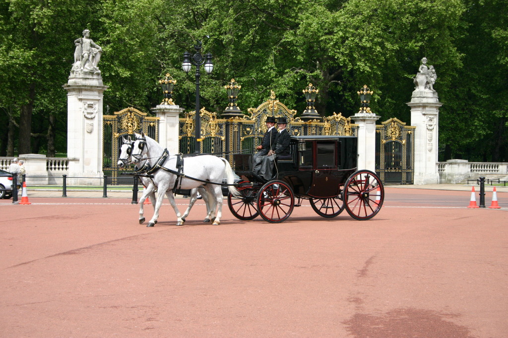 2006-05-25-London-21-Buckingham-Palace-horse-carriage.JPG