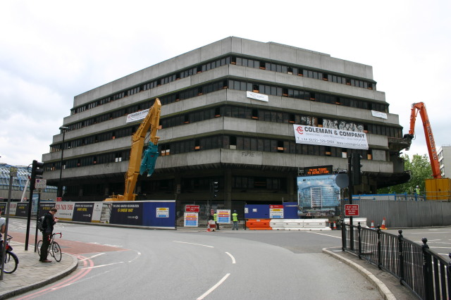 2006/05(May)/London/Day1/2006-05-25-London-01-building-2b-destroyed.JPG