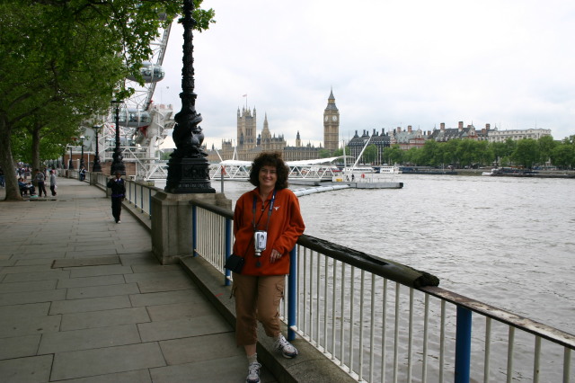 2006/05(May)/London/Day1/640x480_2006-05-25-London-06-Suzi-Parliment-Big-Ben.JPG