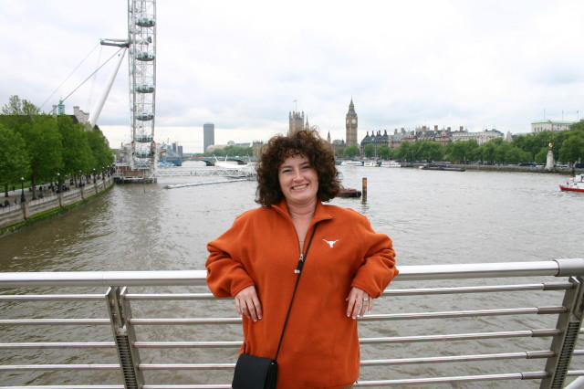 2006/05(May)/London/Day1/640x480_2006-05-25-London-07-Suzi-Parliment-Big-Ben-LondonEye.JPG