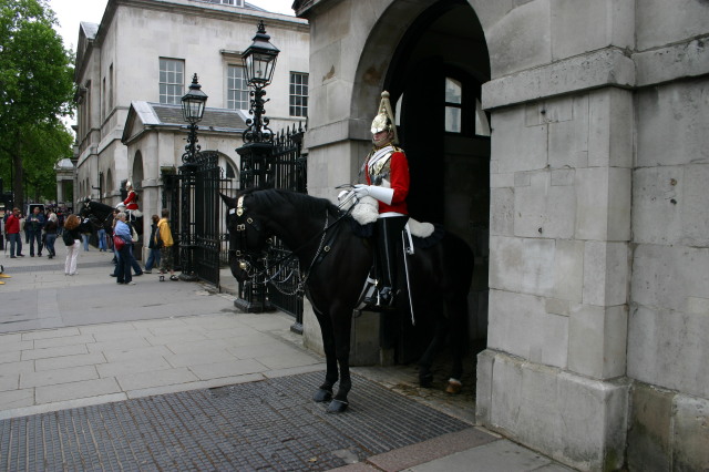 2006/05(May)/London/Day1/640x480_2006-05-25-London-09-Queens-Life-Guard.JPG