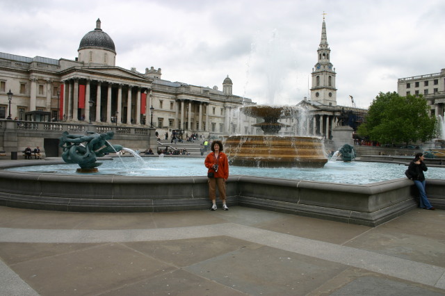 2006-05-25-London-11-Suzi-Trafalgar-Square.JPG