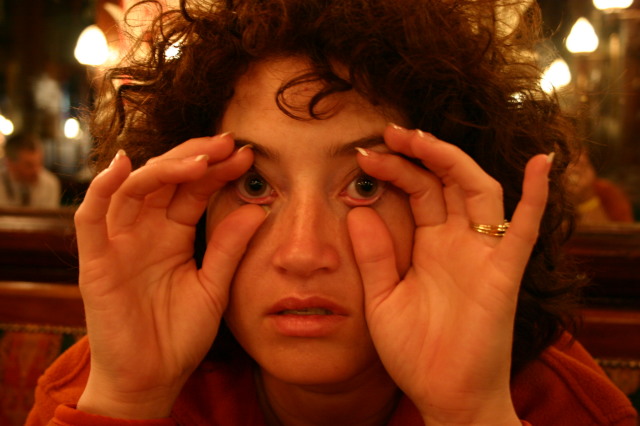 2006-05-25-London-13-Suzi-trying-to-stay-awake.JPG