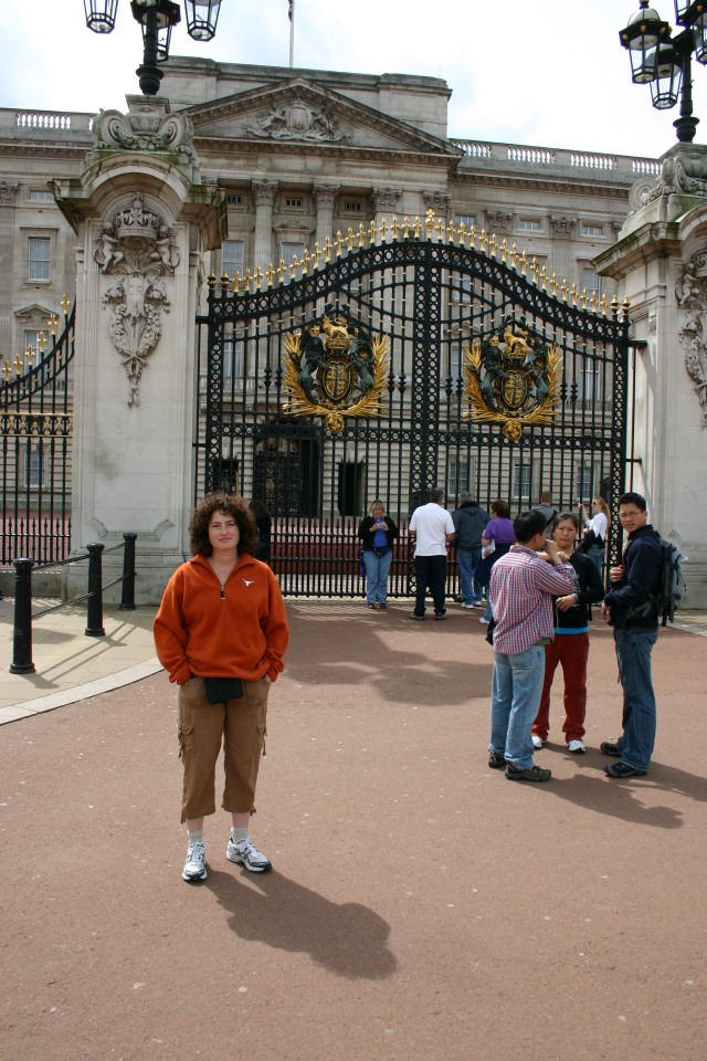 2006/05(May)/London/Day1/640x480_2006-05-25-London-19-Buckingham-Palace-Suzi-Suzi.JPG