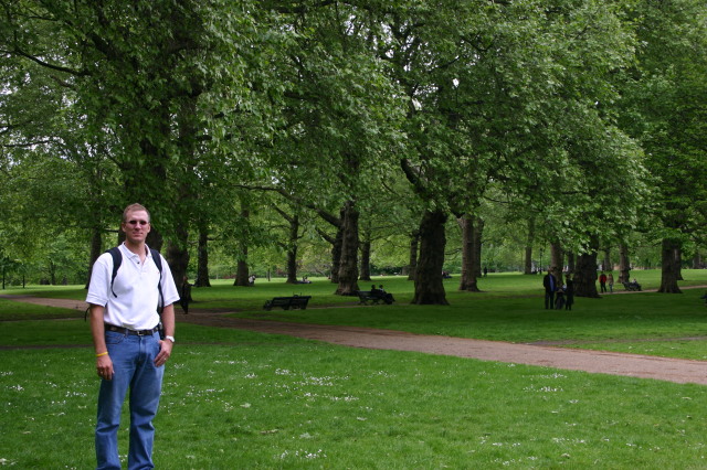 2006/05(May)/London/Day1/640x480_2006-05-25-London-24-Travis-Green-Park.JPG