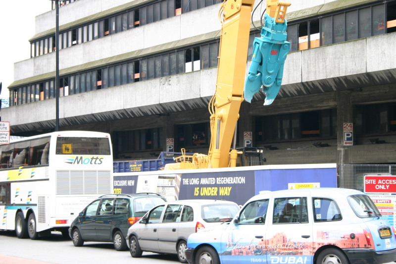 2006/05(May)/London/Day1/800x600_2006-05-25-London-01-building-4b-destroyed.JPG