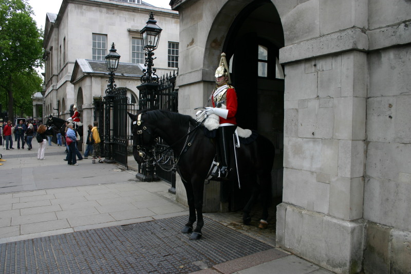 2006/05(May)/London/Day1/800x600_2006-05-25-London-09-Queens-Life-Guard.JPG