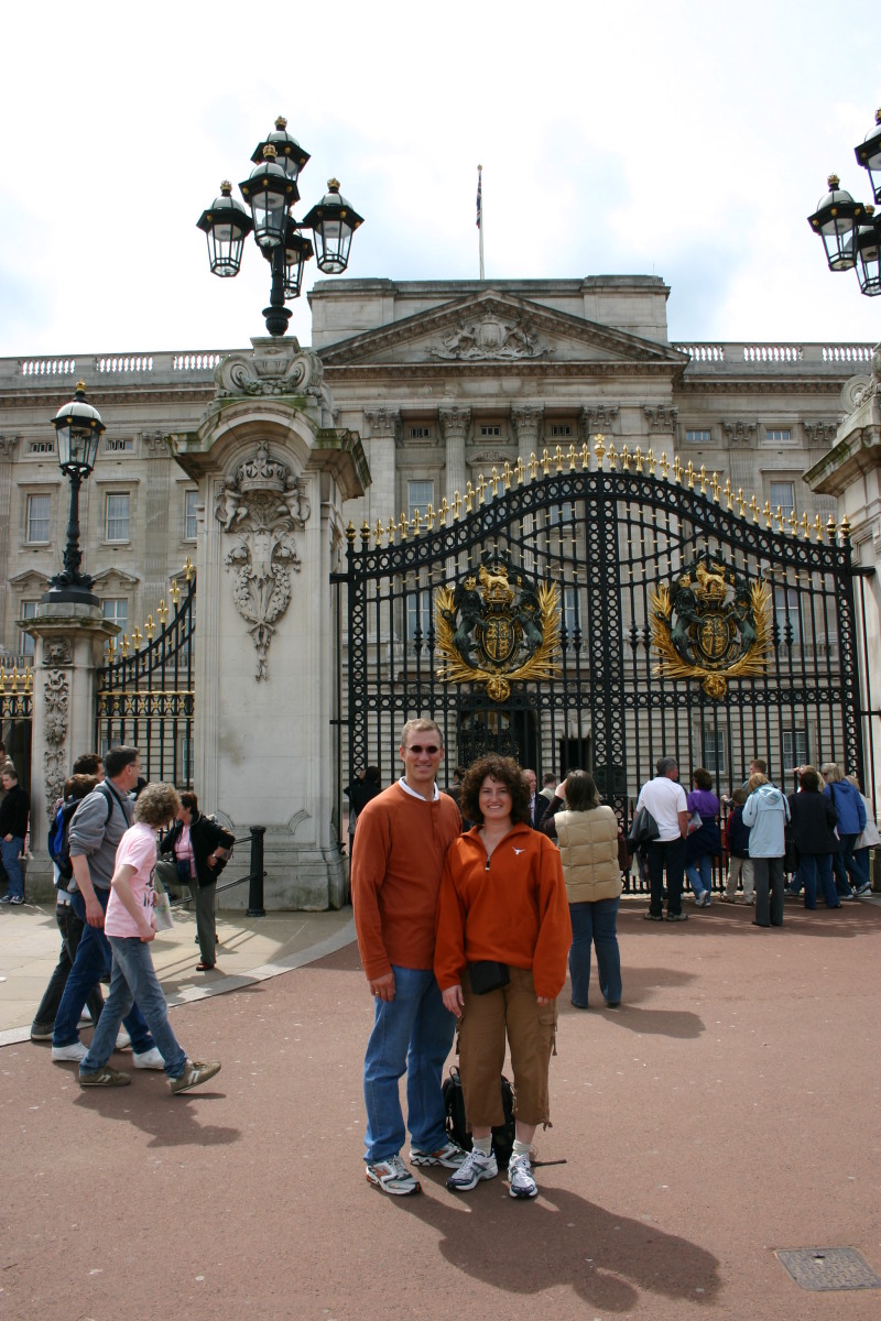 2006/05(May)/London/Day1/800x600_2006-05-25-London-20-Buckingham-Palace-Suzi-Suzi-Travis.JPG