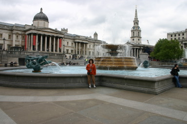 2006-05-25-London-11-Suzi-Trafalgar-Square.JPG