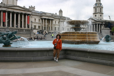 2006-05-25-London-12-Suzi-Trafalgar-Square.JPG