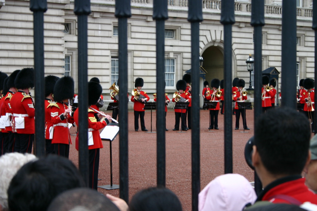 2006/05(May)/London/Day2/2006-05-26-London-01-Changing-of-the-Guard.JPG