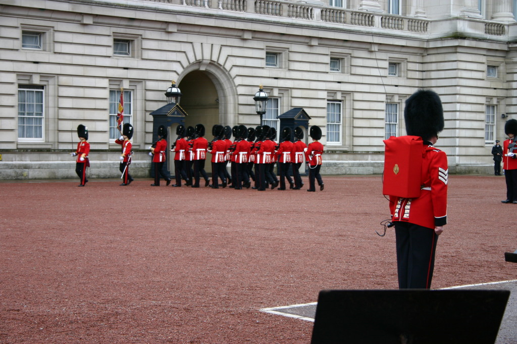 2006/05(May)/London/Day2/1024x768_2006-05-26-London-05-Changing-of-the-Guard.JPG