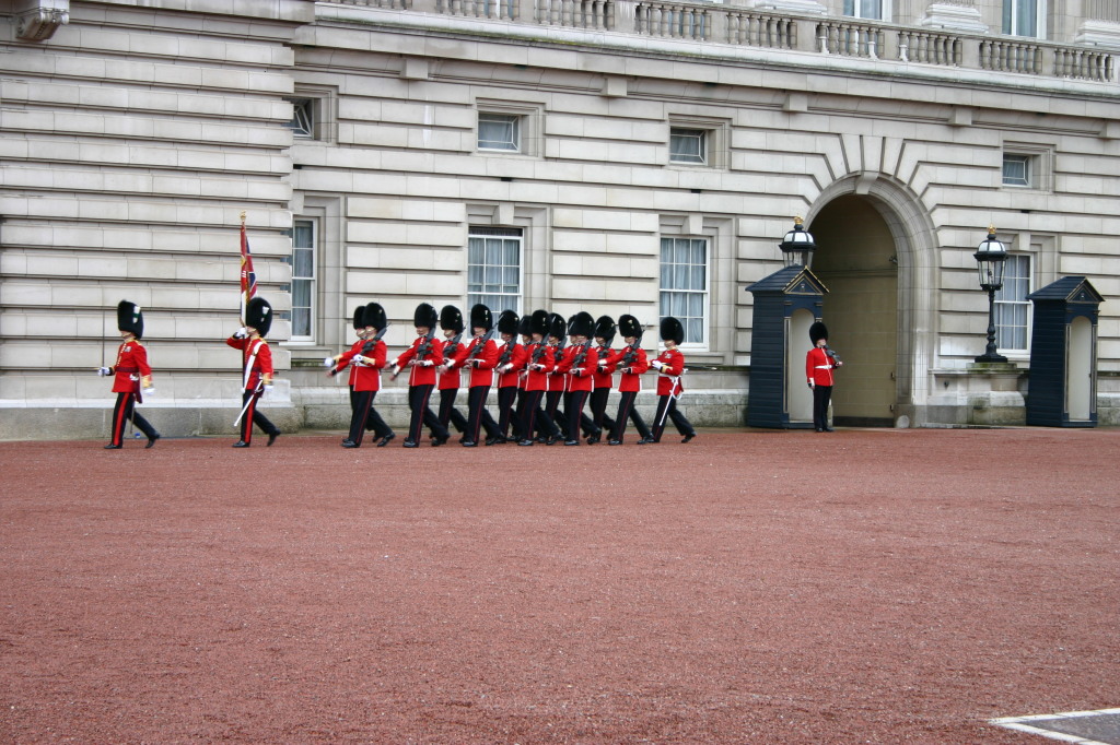 2006-05-26-London-06-Changing-of-the-Guard.JPG