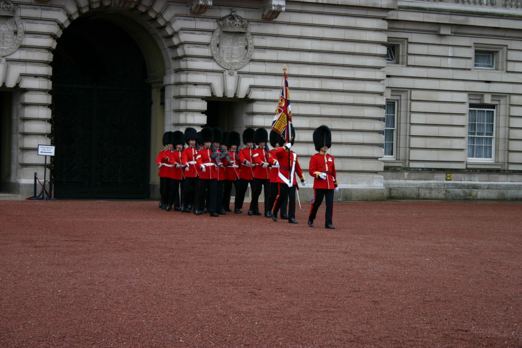 2006-05-26-London-08-Changing-of-the-Guard.JPG