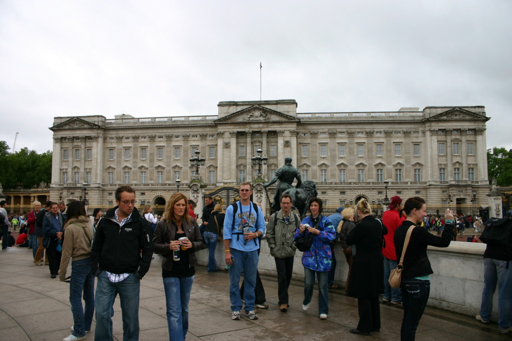 2006/05(May)/London/Day2/1024x768_2006-05-26-London-12-Buckingham-Palace-Travis.JPG