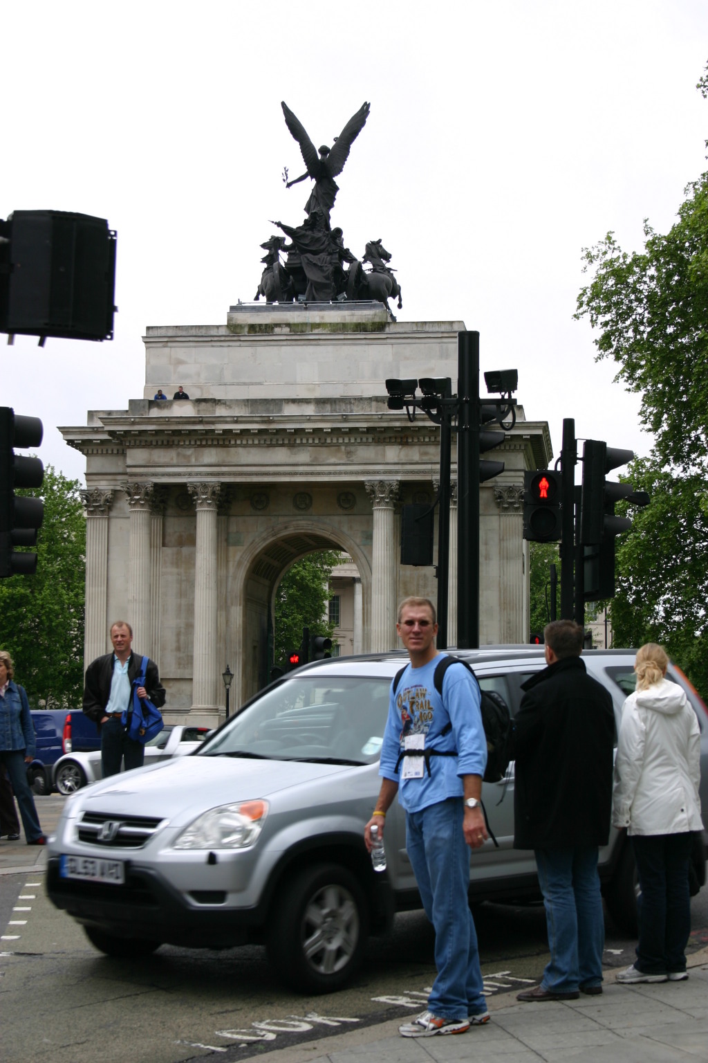 2006/05(May)/London/Day2/1024x768_2006-05-26-London-18-Dukes-arch-Travis.JPG