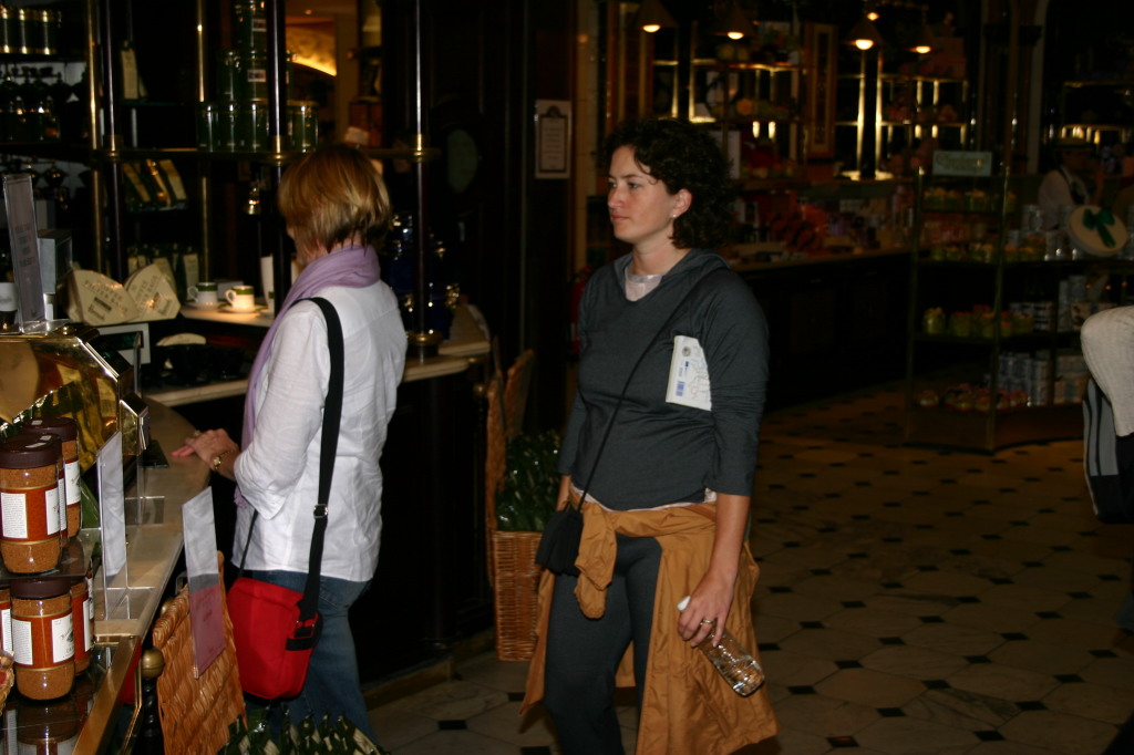 2006/05(May)/London/Day2/1024x768_2006-05-26-London-27-Harrods-Suzi-coffee-bar.JPG
