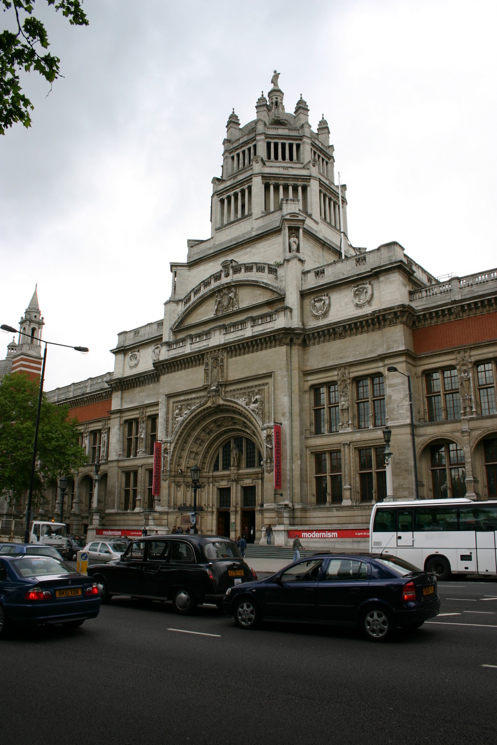 2006/05(May)/London/Day2/1024x768_2006-05-26-London-33-Victoria-and-Albert-Museum.JPG