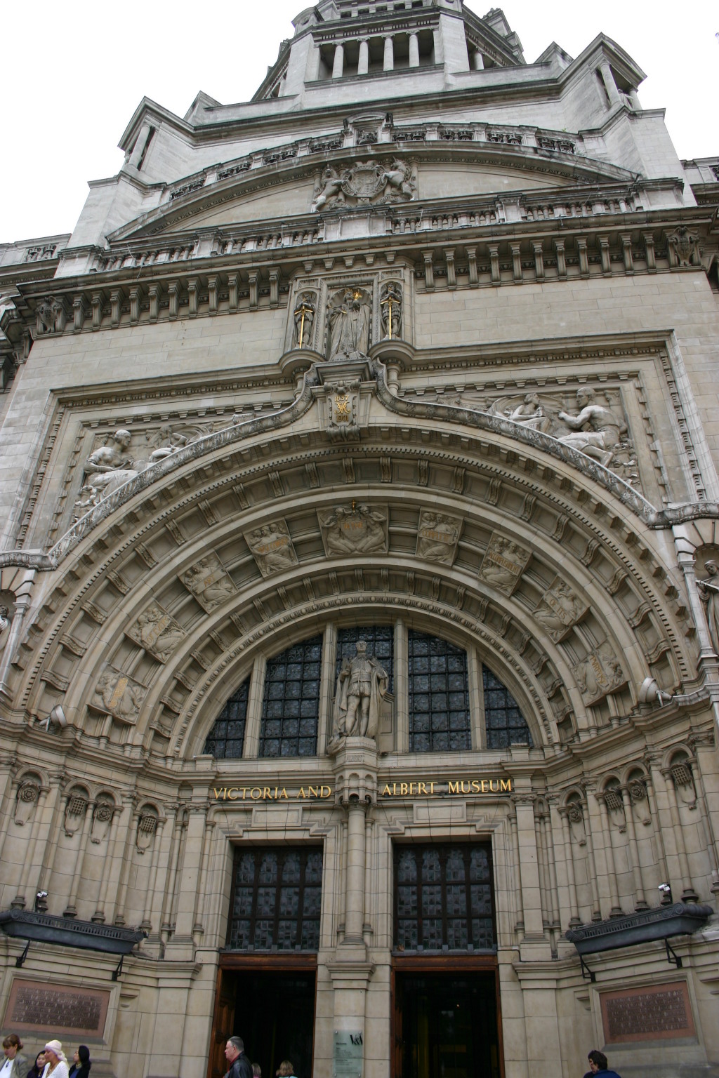 2006/05(May)/London/Day2/1024x768_2006-05-26-London-35-Victoria-and-Albert-Museum.JPG