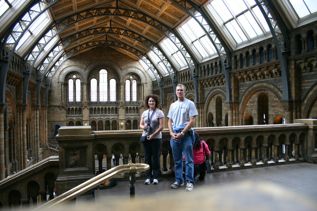 2006/05(May)/London/Day2/1024x768_2006-05-26-London-50-Natural-History-Museum-foyer-Suzi-Travis.JPG