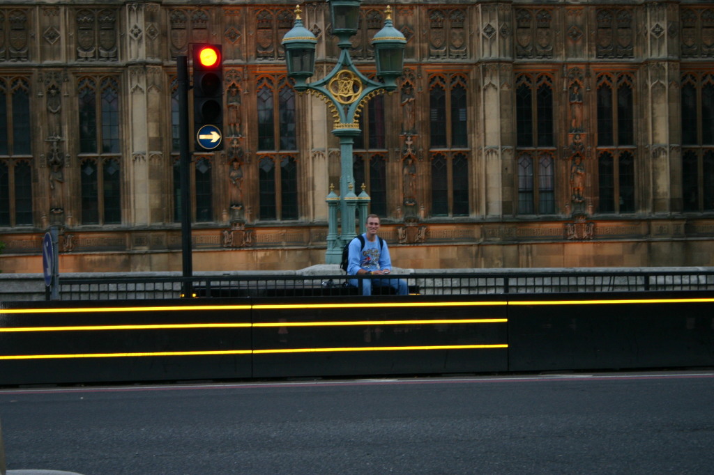 2006/05(May)/London/Day2/1024x768_2006-05-26-London-82-Travis-blackberry-by-Parliment.JPG