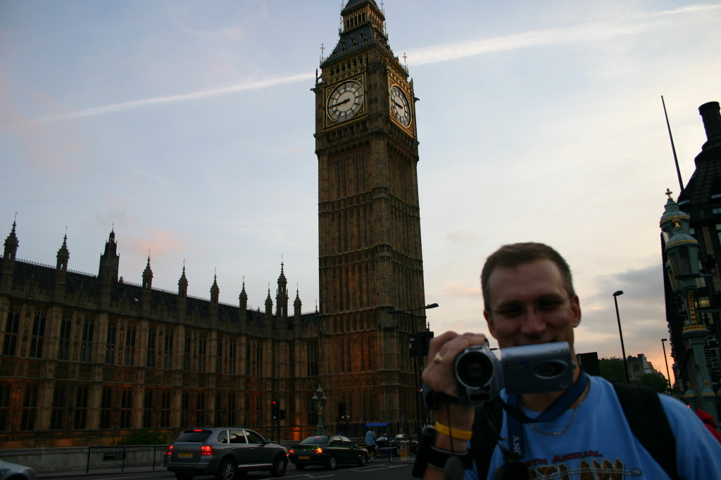 2006/05(May)/London/Day2/1024x768_2006-05-26-London-88-Travis-video-camera-BigBen.JPG