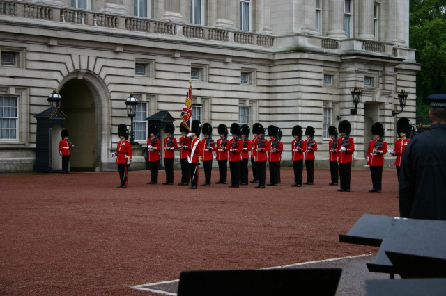 2006-05-26-London-03-Changing-of-the-Guard.JPG