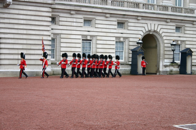 2006-05-26-London-06-Changing-of-the-Guard.JPG