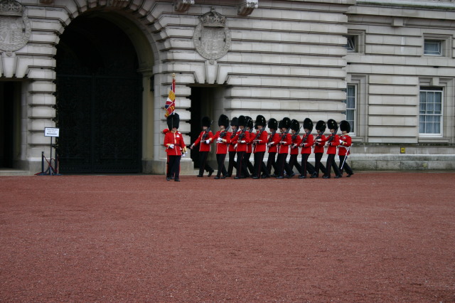 2006-05-26-London-07-Changing-of-the-Guard.JPG