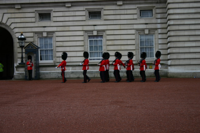 2006-05-26-London-11-Changing-of-the-Guard.JPG