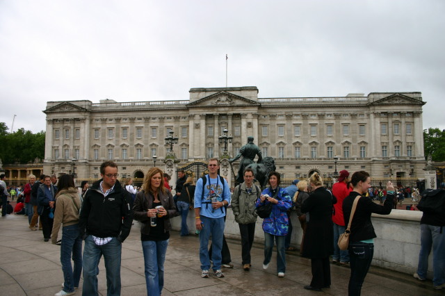 2006/05(May)/London/Day2/640x480_2006-05-26-London-12-Buckingham-Palace-Travis.JPG