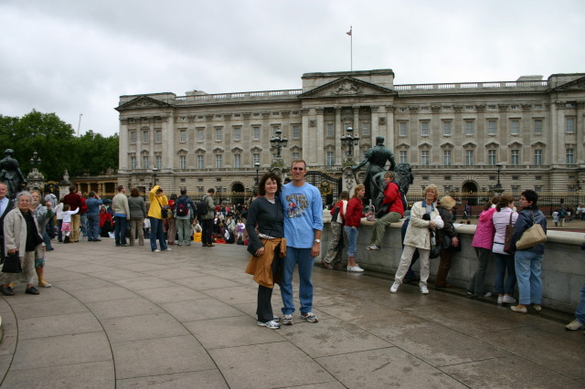 2006/05(May)/London/Day2/640x480_2006-05-26-London-13-Buckingham-Palace-Travis-Suzi.JPG