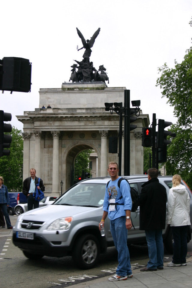 2006/05(May)/London/Day2/640x480_2006-05-26-London-18-Dukes-arch-Travis.JPG