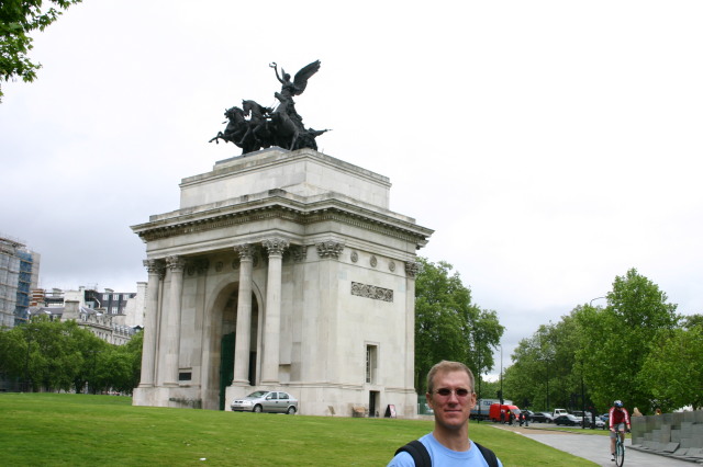 2006/05(May)/London/Day2/640x480_2006-05-26-London-22-Dukes-Arch-Travis.JPG