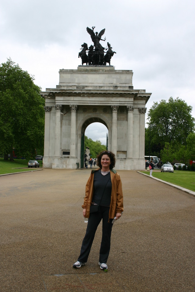 2006/05(May)/London/Day2/640x480_2006-05-26-London-23-Dukes-Arch-Suzi.JPG