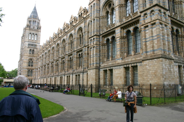 2006/05(May)/London/Day2/640x480_2006-05-26-London-39-Natural-History-Museum-Suzi.JPG