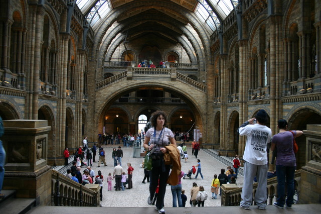 2006-05-26-London-47-Natural-History-Museum-foyer-Suzi.JPG