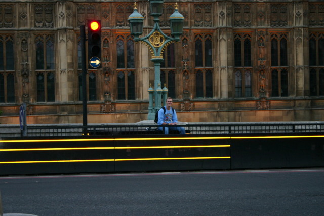 2006/05(May)/London/Day2/640x480_2006-05-26-London-82-Travis-blackberry-by-Parliment.JPG